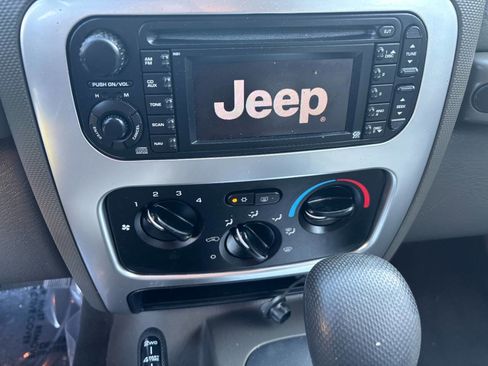 Used 2005 Jeep Liberty Limited AWD/4WD image 24