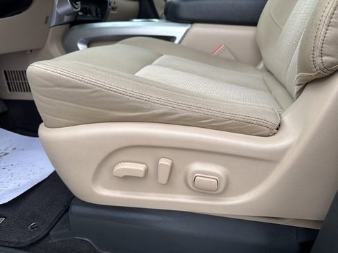 Used 2017 Nissan Titan SV image 26