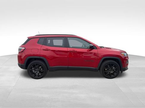 Used 2025 Jeep Compass Latitude w/ Altitude Special Edition AWD/4WD image 4