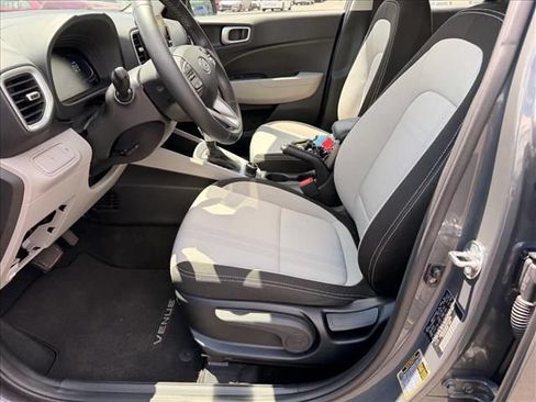 Used 2025 Hyundai Venue SEL FWD image 9