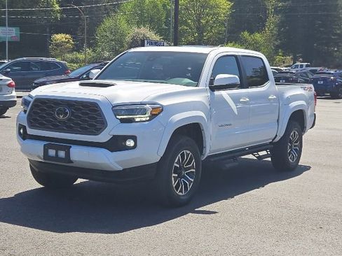 Used 2022 Toyota Tacoma TRD Sport w/ TRD Premium Sport Package AWD/4WD image 7