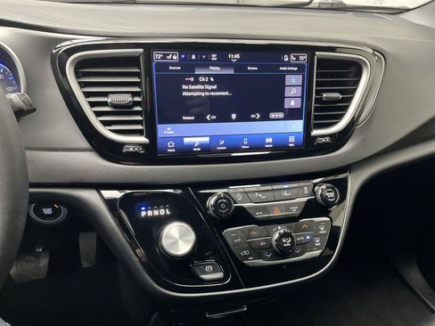 Used 2025 Chrysler Pacifica Select FWD image 16