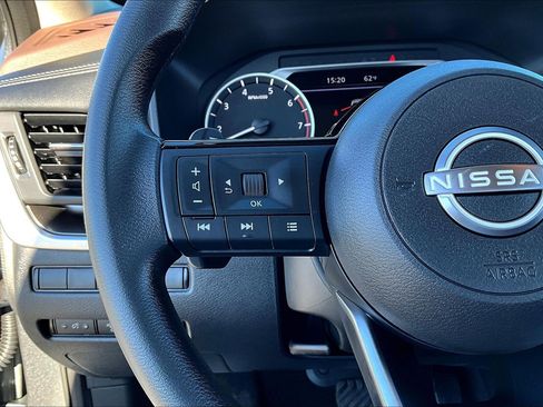 Used 2023 Nissan Rogue SV image 12