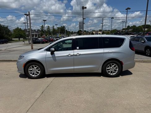 Used 2023 Chrysler Pacifica Touring-L FWD image 9