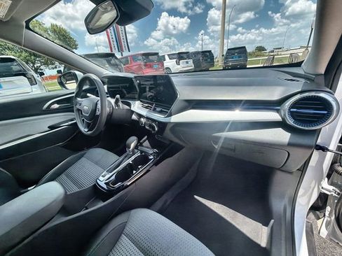 Used 2025 Chevrolet Trax LT FWD image 27