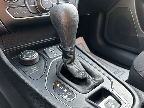 Used 2019 Jeep Cherokee Latitude w/ Cold Weather Group image 42