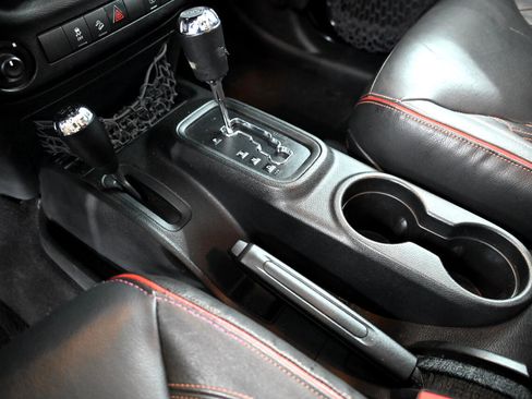 Used 2016 Jeep Wrangler Unlimited Sahara image 29