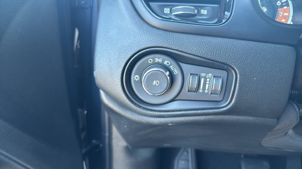 Used 2023 Jeep Renegade Altitude AWD/4WD image 37