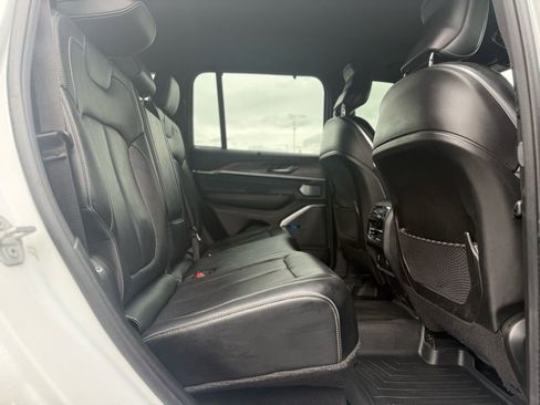 Used 2022 Jeep Grand Cherokee Overland w/ Luxury Tech Group IV image 18