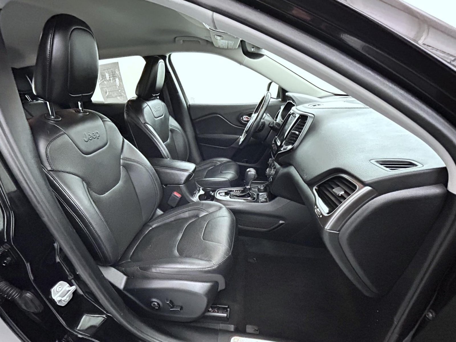 Used 2019 Jeep Cherokee Limited AWD/4WD image 15