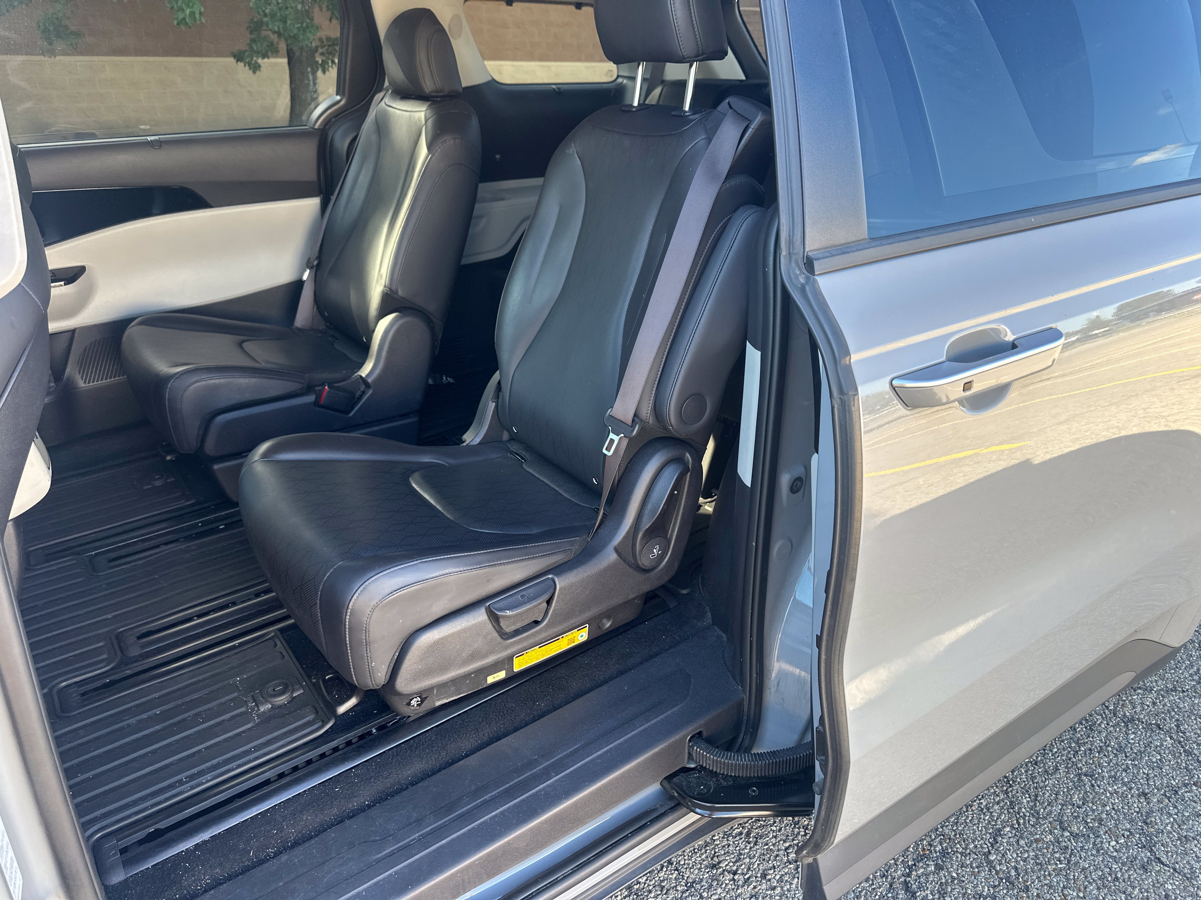 Used 2024 Kia Carnival EX FWD image 4