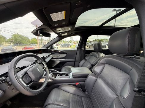 Used 2025 Lincoln Nautilus Reserve AWD/4WD image 12