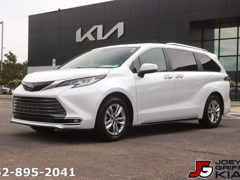 Used 2022 Toyota Sienna Limited FWD image 1