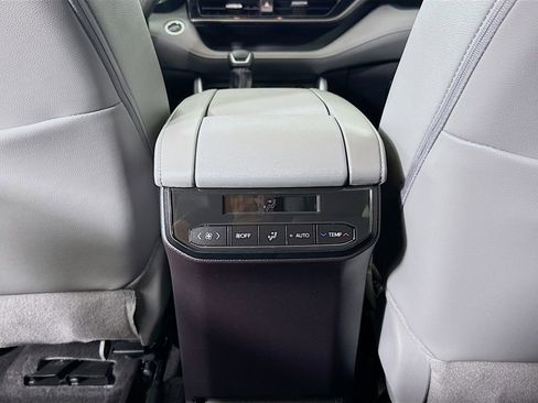 Certified 2025 Toyota Highlander Limited image 29