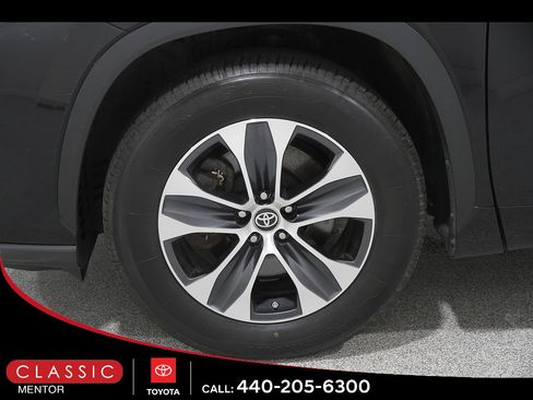 Used 2024 Toyota Highlander XLE FWD image 23