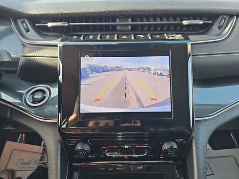 Used 2023 Jeep Grand Cherokee L Laredo image 27