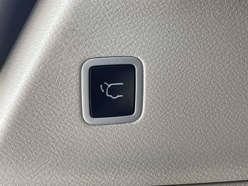 Used 2023 Chrysler Pacifica Touring-L FWD image 9