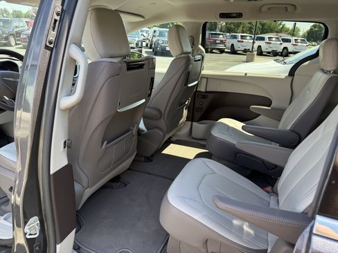 Used 2018 Chrysler Pacifica Touring-L Plus w/ Advanced Safetytec Group FWD image 11
