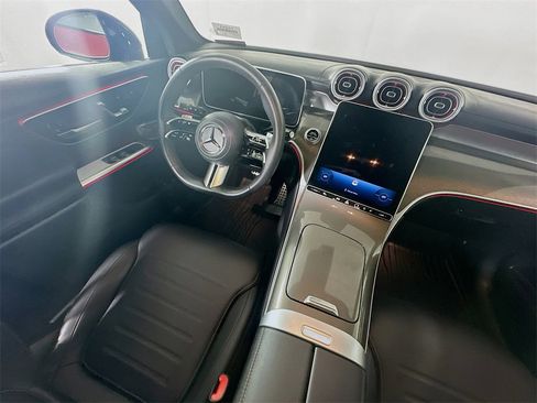 Used 2025 Mercedes-Benz GLC 300 4MATIC image 9