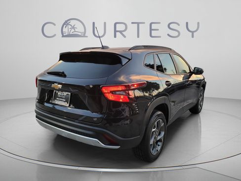 Used 2025 Chevrolet Trax LT FWD image 3