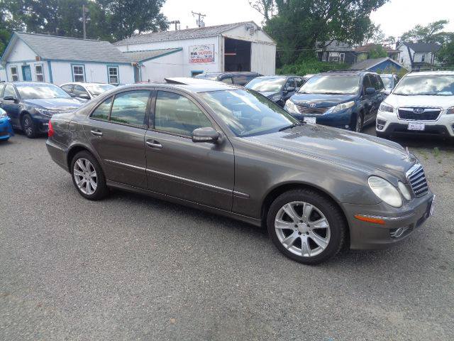 Used 2009 Mercedes-Benz E 350 4MATIC Sedan image 4