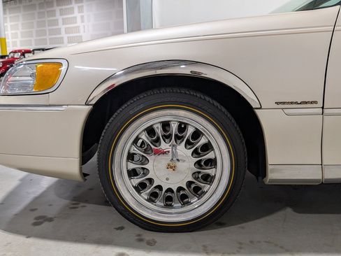 Used 2001 Lincoln Town Car Cartier RWD image 28