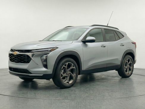 Used 2025 Chevrolet Trax LT FWD image 3