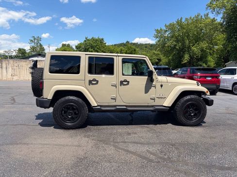 Used 2017 Jeep Wrangler Unlimited Sahara w/ Connectivity Group AWD/4WD image 10