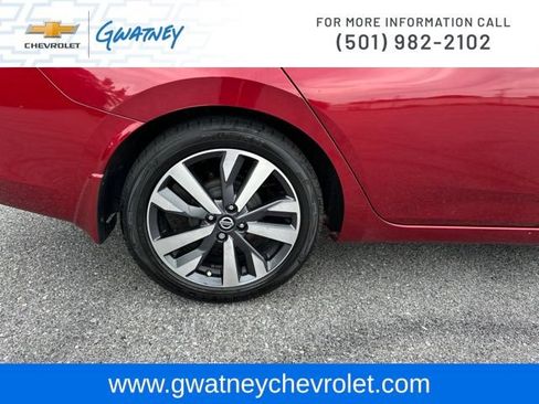 Used 2020 Nissan Versa SR w/ Convenience Package FWD image 11