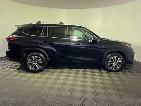 Used 2022 Toyota Highlander XLE AWD/4WD image 8