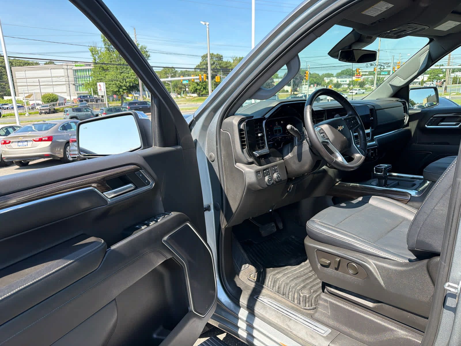 Certified 2023 Chevrolet Silverado 1500 LT w/ Z71 Off-Road Package AWD/4WD image 9