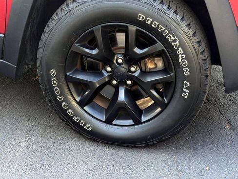 Used 2017 Jeep Cherokee Trailhawk AWD/4WD image 6
