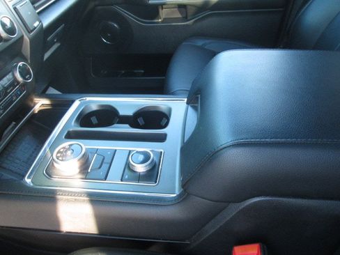 Used 2021 Ford Expedition XLT image 14