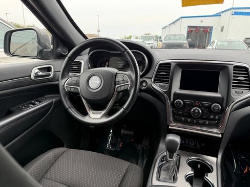 Used 2020 Jeep Grand Cherokee Laredo AWD/4WD image 16