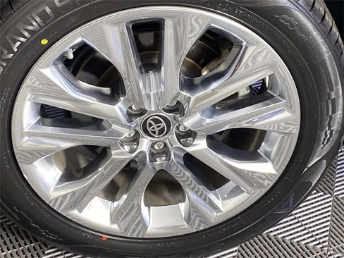 Used 2023 Toyota Highlander Limited image 32