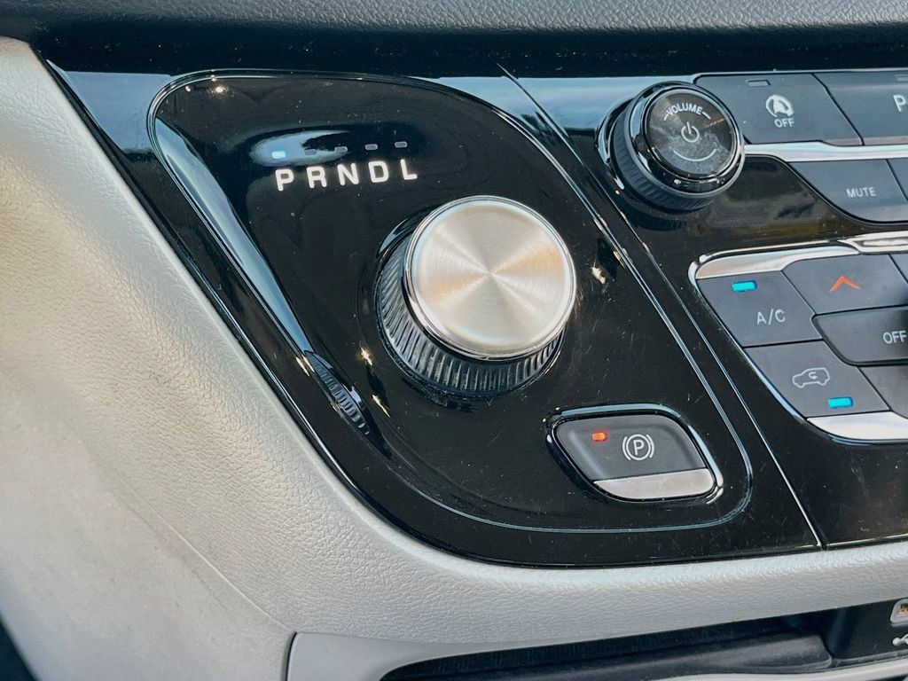 Used 2018 Chrysler Pacifica Touring-L w/ Premium Audio Group FWD image 16