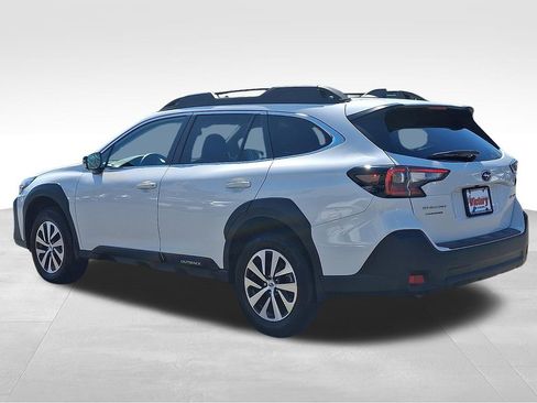 Used 2025 Subaru Outback Premium image 4