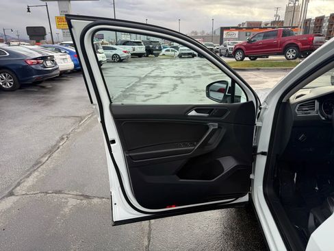 Used 2021 Volkswagen Tiguan SE image 18