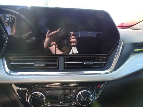 Used 2024 Chevrolet Trax LT w/ Driver Confidence Package image 11