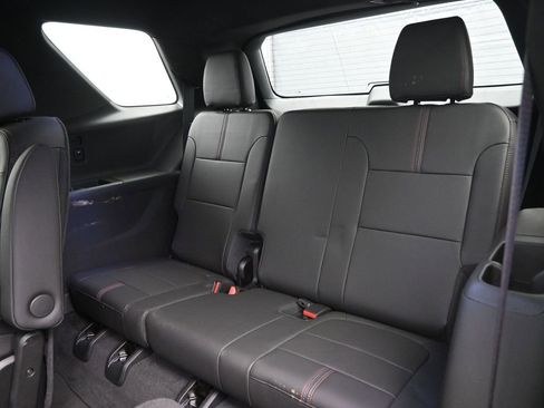 Used 2023 Chevrolet Traverse RS image 30