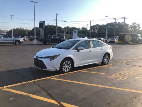 Certified 2025 Toyota Corolla LE FWD image 4