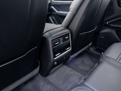 Certified 2023 Porsche Cayenne AWD/4WD image 18