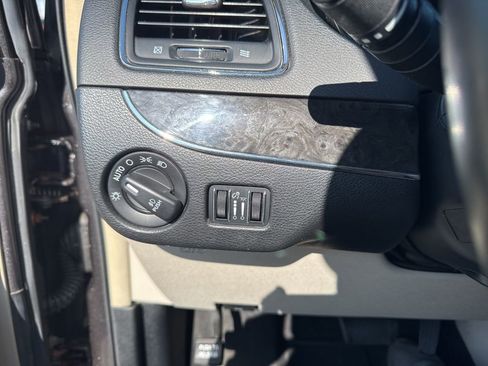 Used 2016 Chrysler Town & Country Touring-L w/ Driver Convenience Group image 14