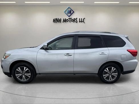 Used 2017 Nissan Pathfinder SV image 2