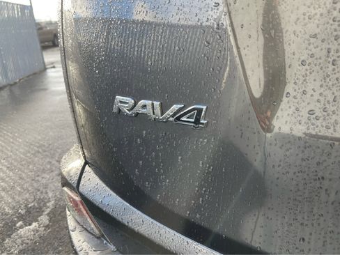 Used 2018 Toyota RAV4 XLE image 8