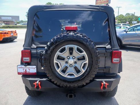 Used 2017 Jeep Wrangler Unlimited Rubicon w/ Connectivity Group AWD/4WD image 4