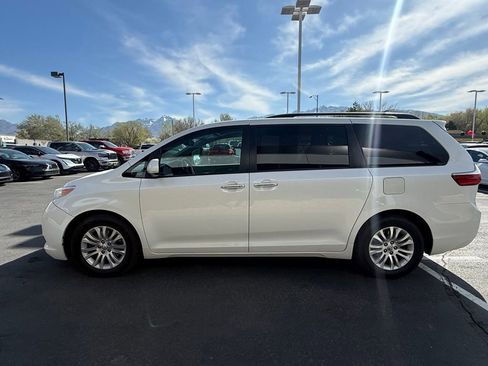 Used 2017 Toyota Sienna XLE image 4
