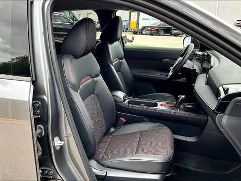 Certified 2025 Nissan Kicks SR FWD image 9