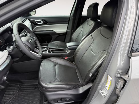 Used 2023 Jeep Compass Limited image 10