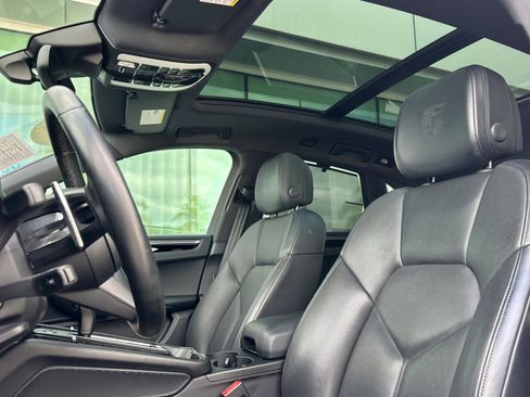 Certified 2023 Porsche Macan AWD image 5